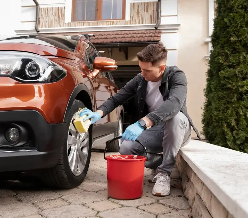 Lavage auto à domicile Les Maillys : professionnel intervenant sur un véhicule